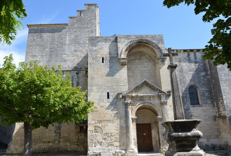Eglise de style roman provençal à Saint-Restitut - 1